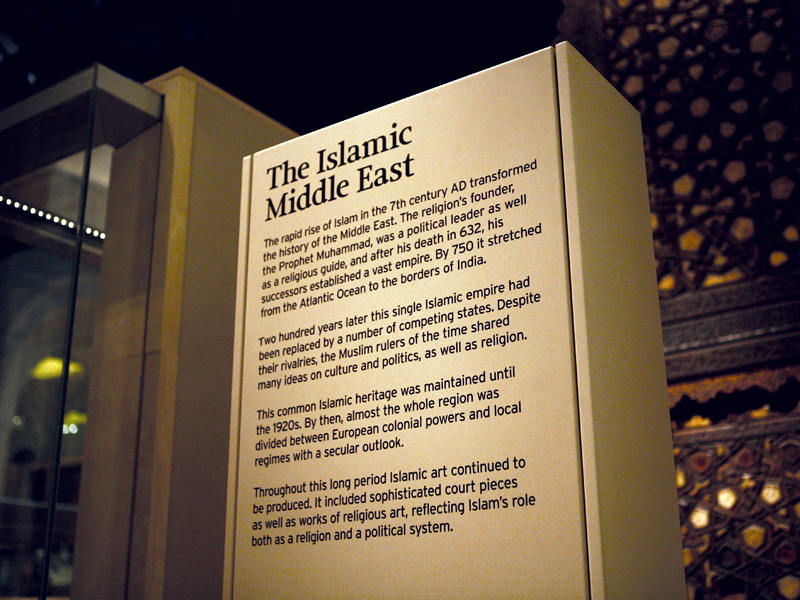 0176-vam-content-articles-islamic-art-room-level-design-type-wayfinding-signage-direction-jameel-gallery-black-beige-landscape-image-paul-underwood-original-work.jpg