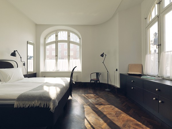 0480-bedroom-floor-parque-bed-light-beige-black-landscape-image-reference-only.jpg