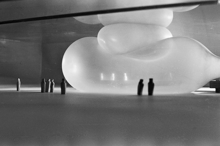 1505-white-inflatable-sculpture-gallery-black-white-brown-beige-landscape-reference-only.jpeg