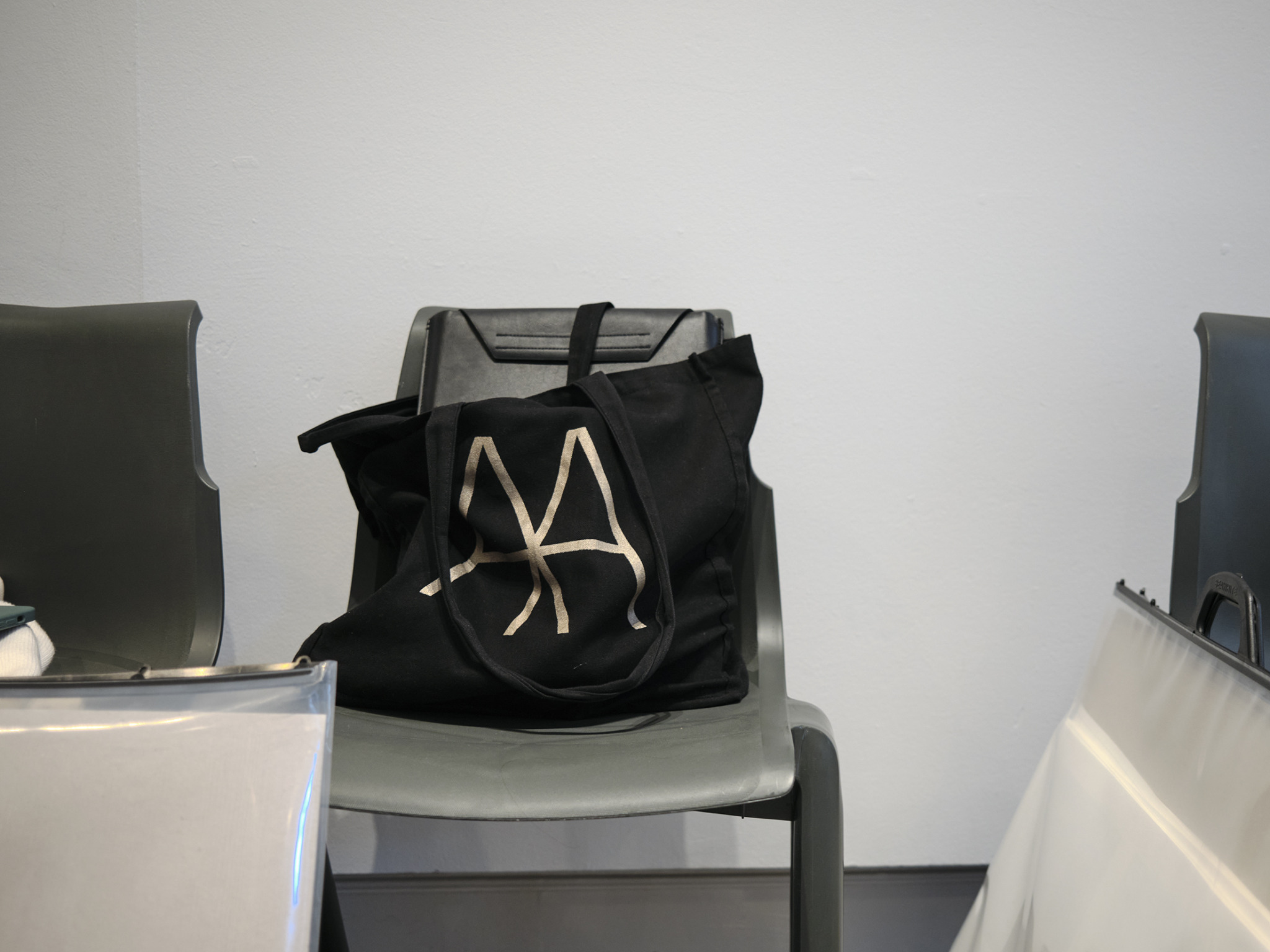 1622-black-designer-handbag-office-chair-beige-white-landscape-reference-only.jpg