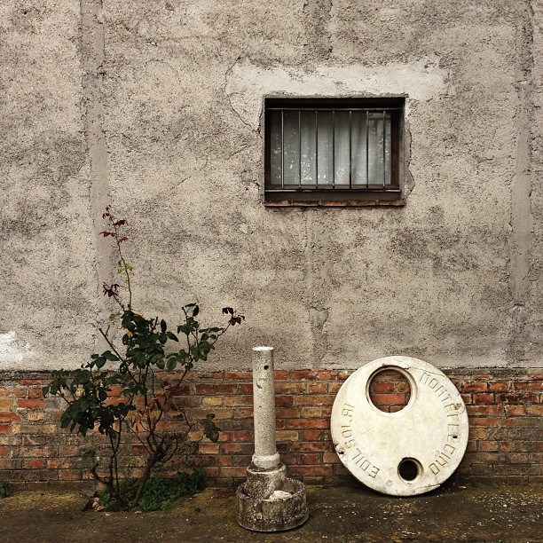 0257-efszbszaqk-italy-latergram-ruleofthirds-old-house-nostalgia-without-ever-before-beige-brown-square-image-paul-underwood-original-work.jpg
