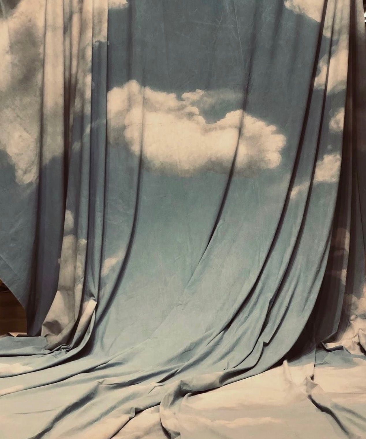 1513-draped-metallic-fabric-cloud-reflection-grey-beige-portrait-reference-only.jpg