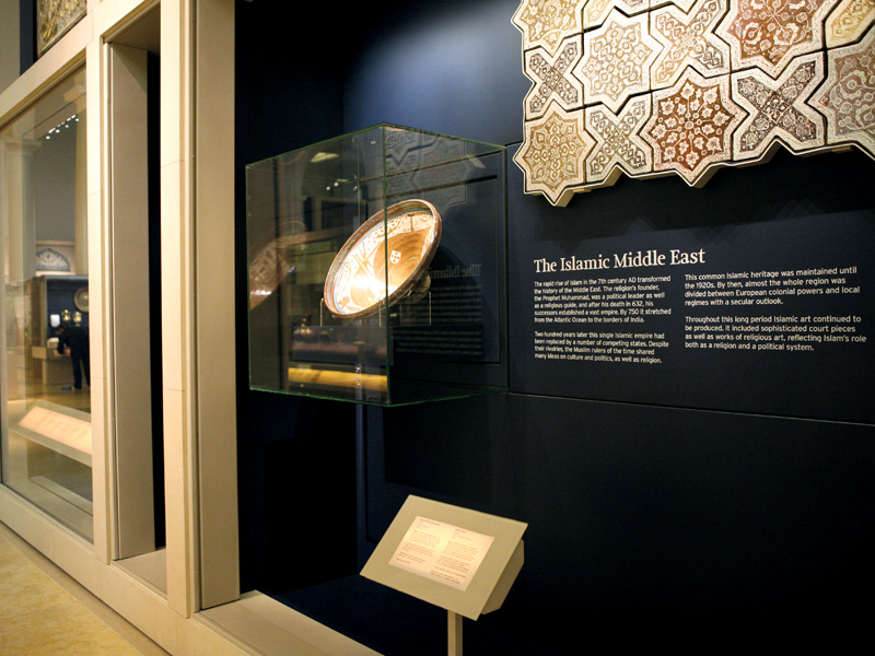 0179-vam-content-articles-islamic-art-room-level-design-type-wayfinding-signage-direction-jameel-gallery-beige-black-landscape-image-paul-underwood-original-work.jpg